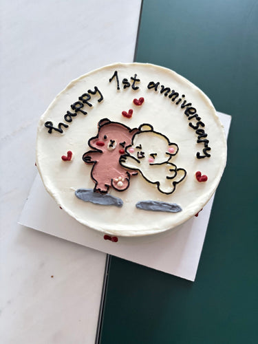 Кръгла бяла торта с рисунка на мечета, перли и надпис happy 1st anniversary.