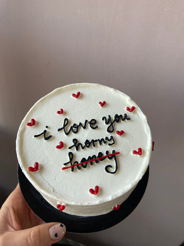 Кръгла бяла торта с рисунка и надпис 'i love you' за Свети Валентин или годишнина