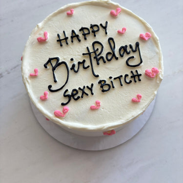 Кръгла кремава торта с надпис HAPPY Birthday SEXY BiTCH без допълнителна украса