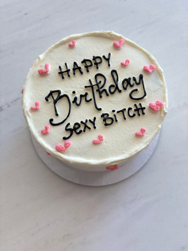 Кръгла кремава торта с надпис HAPPY Birthday SEXY BiTCH без допълнителна украса