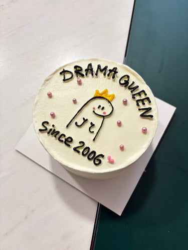Кръгла бяла торта с рисунка, перли и надпис DRAMA QUEEN Since 2006