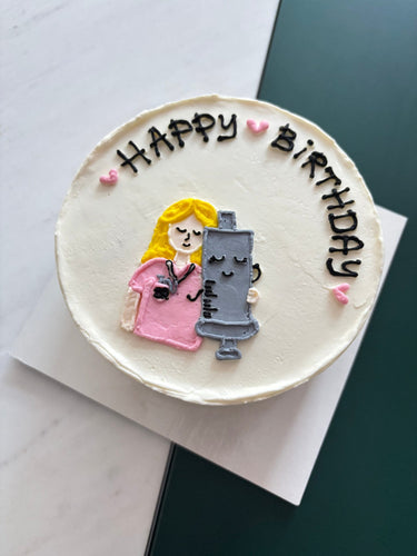 Кръгла бяла торта с рисунка на медицинска спринцовка и надпис HAPPY BIRTHDAY