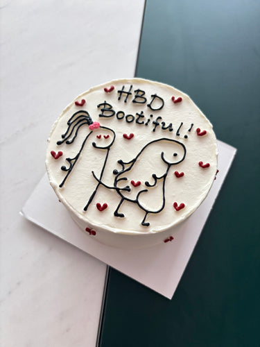 Кръгла бяла торта с рисунка на човечета и надпис 'HBD Bootiful!!'