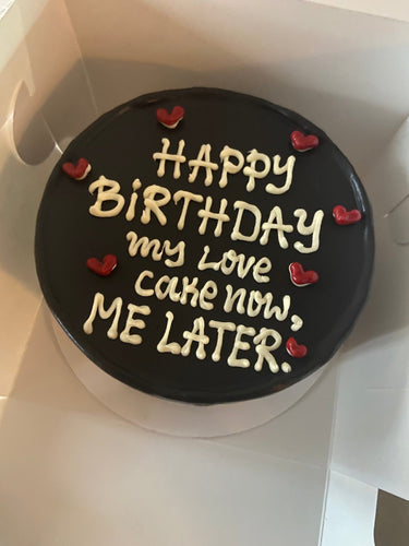 Кръгла черна торта с бял надпис 'Happy Birthday my Love cake now, ME LATER'