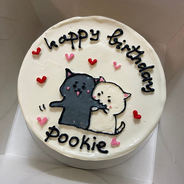 Кръгла бяла торта с рисунка на влюбени котета и надпис 'happy birthday pookie'