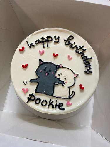 Кръгла бяла торта с рисунка на влюбени котета и надпис 'happy birthday pookie'