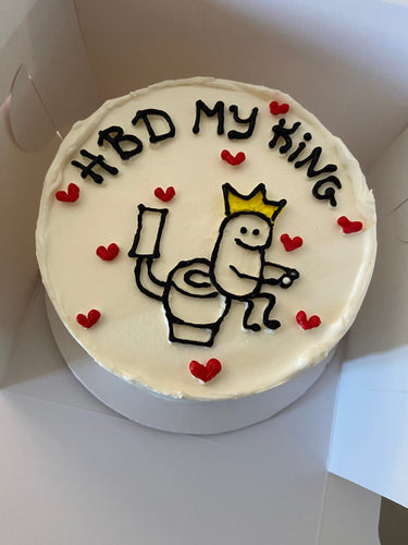 Бяла кръгла торта с хумористична рисунка и надпис 'HBD My King'
