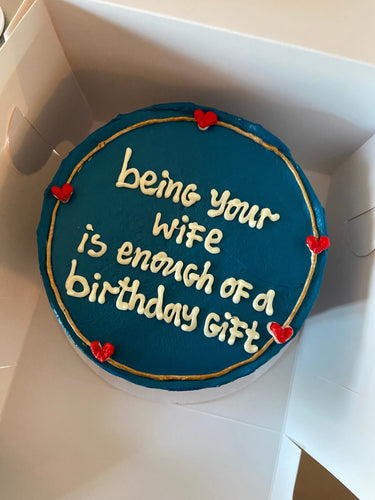 Кръгла синя торта с надпис в злато 'being your wife is enough of a birthday gift'