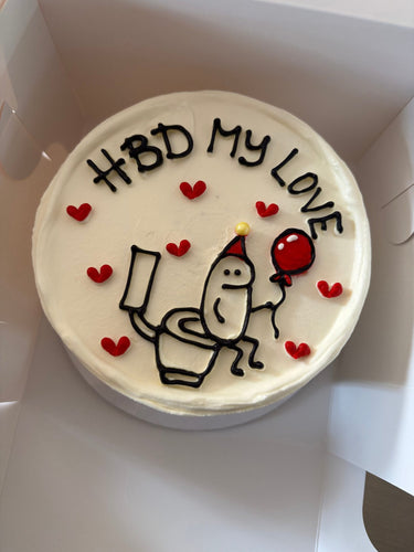 Бяла кръгла торта с рисунка и надпис 'HBD My Love'
