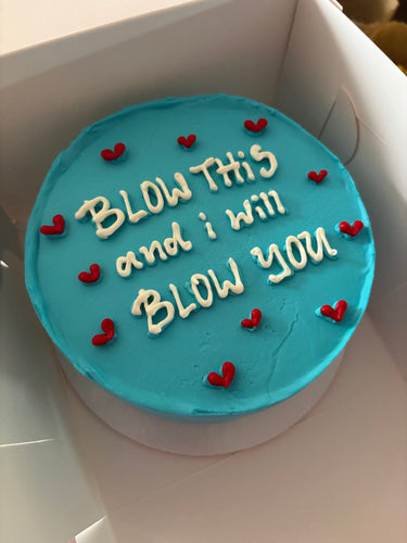 Кръгла торта в бебешко синьо с надпис 'BLOW THiS and i will BLOW you'