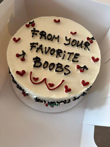 Бяла кръгла торта с хумористична рисунка и надпис 'FROM YOUR FAVORITE BOOBS'