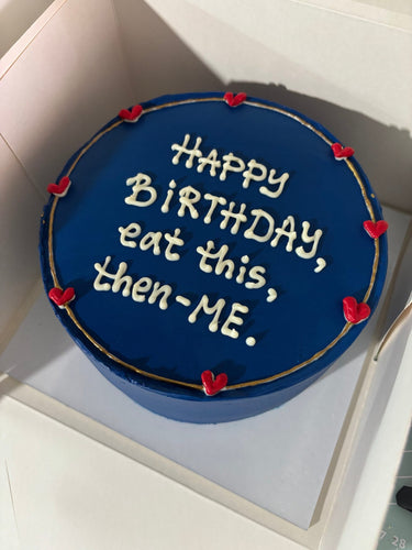 Кръгла морскосиня торта с кремав кант и златен надпис 'Happy Birthday, eat this, then-ME.'