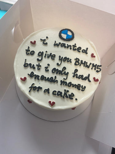 Кръгла бяла торта с рисунка и надпис 'I wanted to give you BMW M5 but I only had enough money for a cake'
