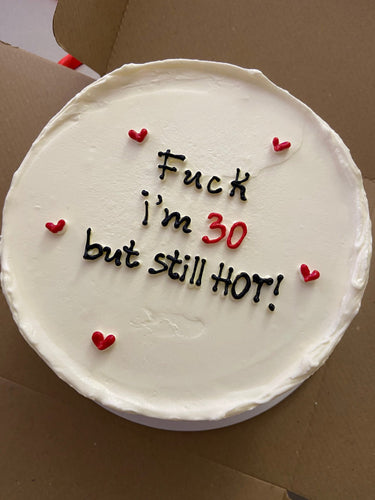 Кръгла бяла торта с надпис 'Fuck i'm 30 but still HOT!'