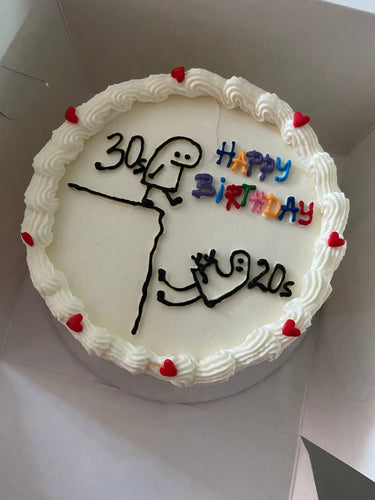 Кръгла бяла торта с кремав кант, рисунка и надпис '30s Happy Birthday 20s'