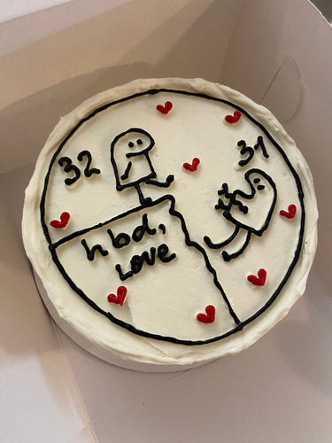 Кръгла бяла торта с рисунка и надпис '32 31 hbd, love'