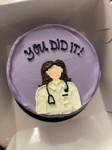 Кръгла люлякова торта с рисунка и надпис 'you DID it!' за лекар