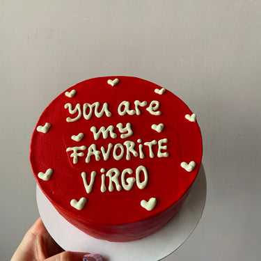 Кръгла червена торта с надпис 'you are my FAVORITE VIRGO' за зодия Дева