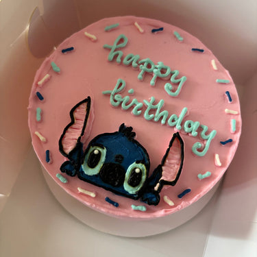 Кръгла бебешко розова торта с рисунка на Стич и надпис 'happy birthday'