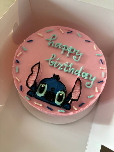 Кръгла бебешко розова торта с рисунка на Стич и надпис 'happy birthday'