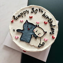 Кръгла бяла торта с рисунка на влюбени котки и надпис 'happy 30th birthday'