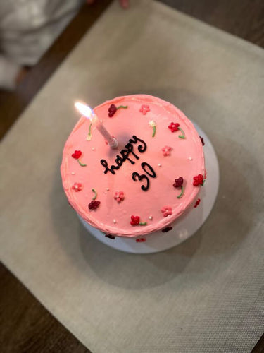Кръгла розова торта с надпис happy 30, флорална украса.