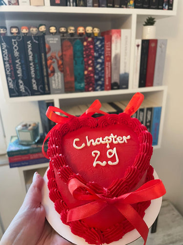 Червена торта сърце с надпис Chapter 29, кремав кант и декоративни панделки