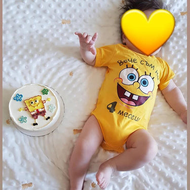 Кръгла бяла торта с рисунка на SpongeBob за бебешка месечинка.