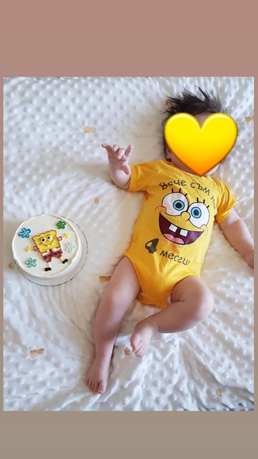 Кръгла бяла торта с рисунка на SpongeBob за бебешка месечинка.