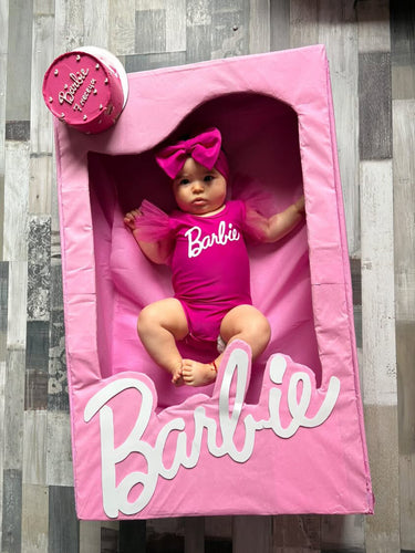 Кръгла розова торта с надпис Barbie и украса от перли.