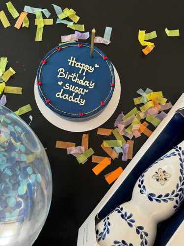 Кръгла морскосиня торта с кремав кант и златен надпис 'Happy Birthday sugar daddy'