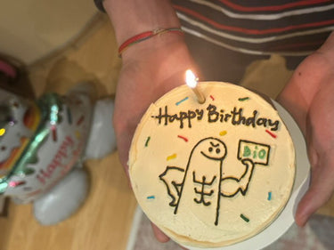 Кръгла кремава торта с ръчна рисунка и надпис 'Happy Birthday'