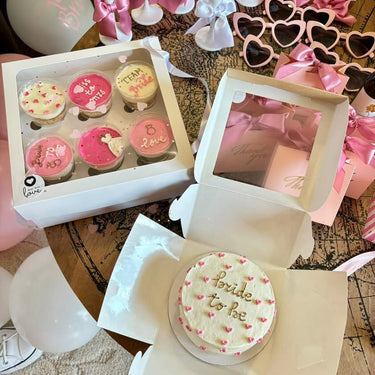 Кръгла бяла торта с златен надпис 'bride to be' - декорация за моминско парти