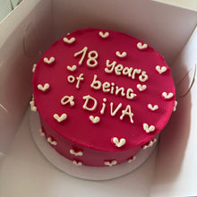 Кръгла розова торта с надпис '18 years of being a DiVA'