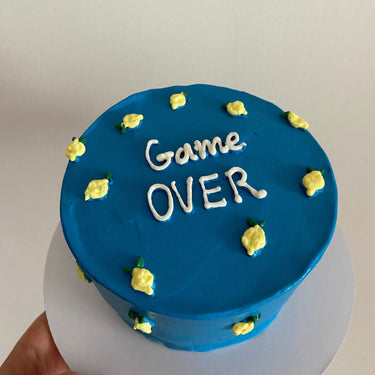 Кръгла синя торта с рисунка и надпис Game OVER