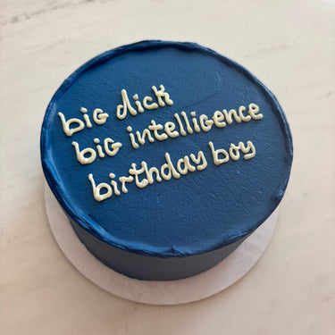 Кръгла торта в морскосиньо с надпис 'big dick big intelligence birthday boy'