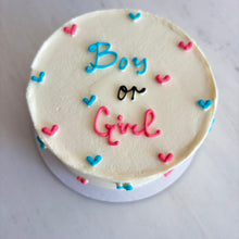 Кръгла кремава торта с надпис Boy or Girl за разкриване на пола.