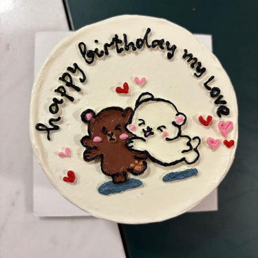 Кръгла бяла торта с ръчна рисунка и надпис "happy birthday my love"