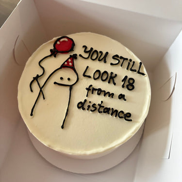 Кръгла бяла торта с рисунка и надпис "YOU STILL LOOK 18 from a distance"