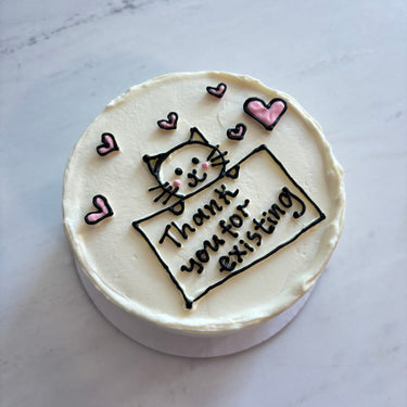 Кръгла кремава торта с ръчна рисунка и кремав декоративен кант. Надпис: Thank you for existing.