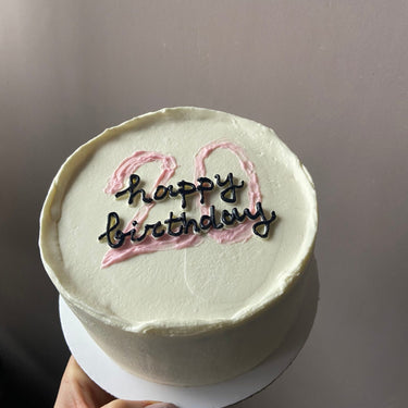 Кръгла бяла торта с надпис '20 Happy Birthday'