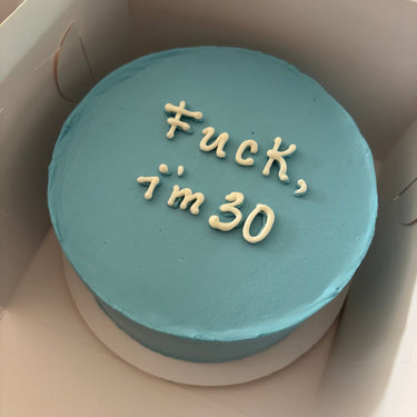 Кръгла торта с бебешко синя глазура и надпис "Fuck I'm 30"