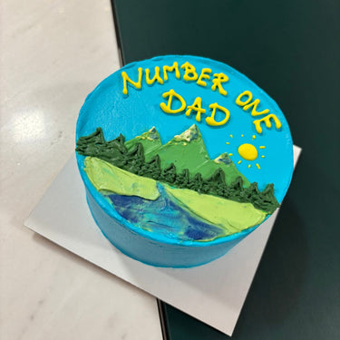 Кръгла синя торта с рисунка и надпис NUMBER ONE DAD
