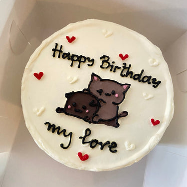 Кръгла бяла торта с ръчна рисунка и надпис Happy Birthday my love