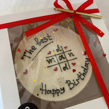 Кръгла бяла торта с рисунка, брокат и панделки, надпис 'The best dad man Happy Birthday'