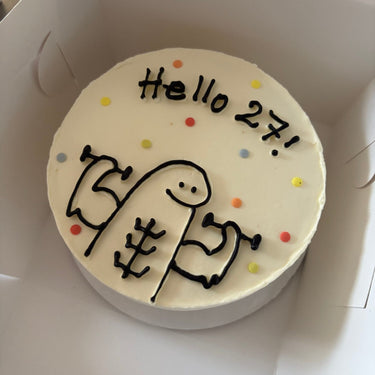 Кръгла бяла торта с рисунка и надпис 'Hello 27!'