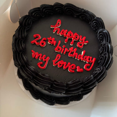 Кръгла черна торта с кремав кант и надпис happy 26th birthday my love