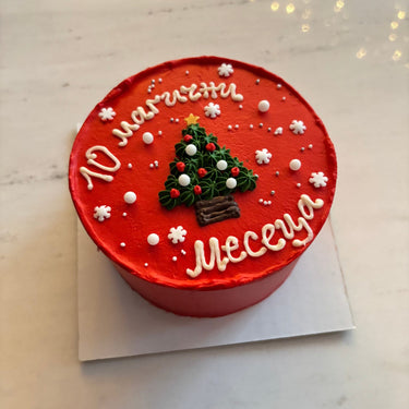 Кръгла червена торта с коледна рисунка и перлена украса за бебешка месечинка.