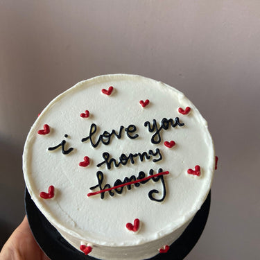Кръгла бяла торта с рисунка и надпис 'i love you' за Свети Валентин или годишнина