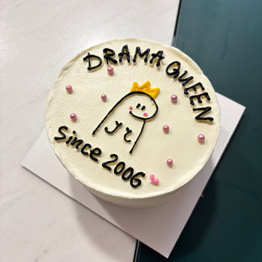 Кръгла бяла торта с рисунка, перли и надпис DRAMA QUEEN Since 2006